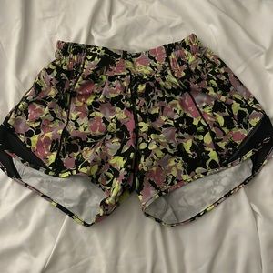 LULU LEMON NEVER WORN HOTTY HOT SHORTS SIZE 4 (4” inseam)
